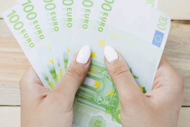 Sennik pieniądze papierowe - liczenie banknotów we śnie