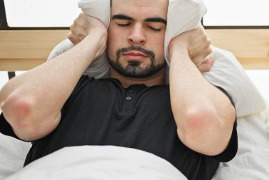 Zgomotul și somnul, ce limite de decibeli împiedică somnul?