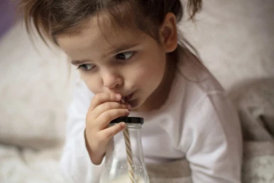 Chiar ajută laptele la somn? Verificați înainte de a vă întinde după un pahar înainte de culcare